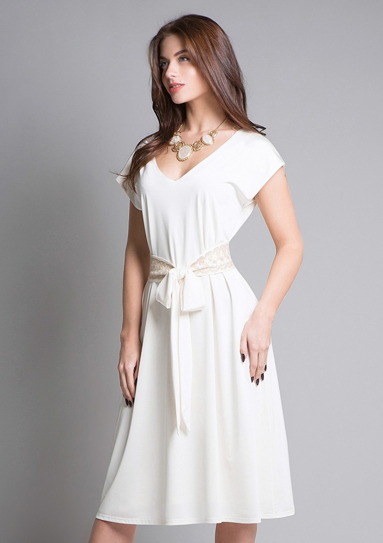 Белое платье с поясом на талии