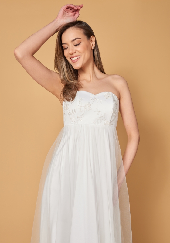 Романтичное белое платье с завышенной талией и расшитым корсетом - Романтичное белое платье с завышенной талией и расшитым корсетом