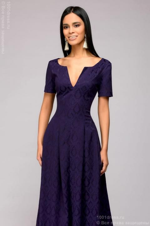Платье фиолетовое длины макси с вырезом на груди и короткими рукавами